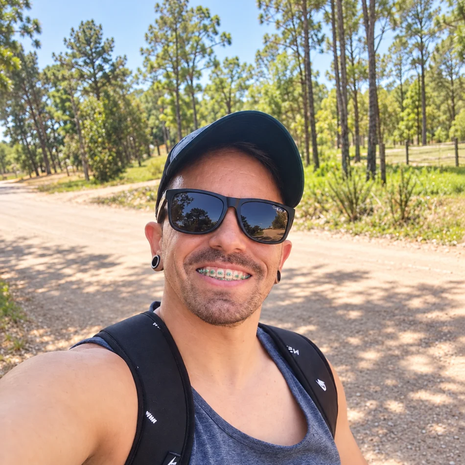 Miguel al aire libre con gorra y gafas